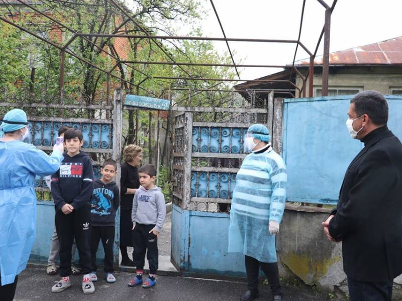 ცაგერში მოსახლეობის მასიური თერმოსკრინინგი მიმდინარეობს - პროცესს არჩილ ჯაფარიძე...